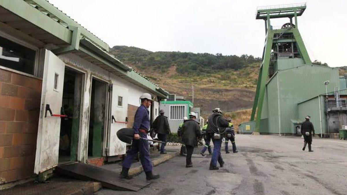 Trabajadores en el pozo Emilio del Valle, de la Hullera Vasco Leonesa. DL