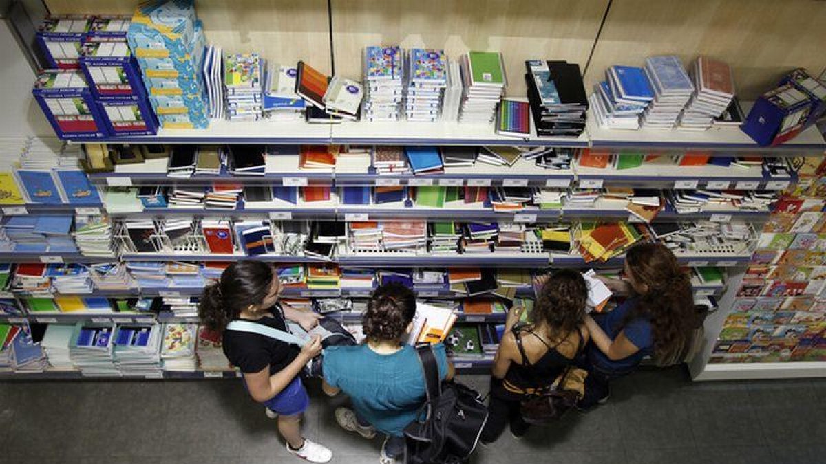 Padres y niños buscan material escolar para la vuelta al colegio en una tienda Abacus.
