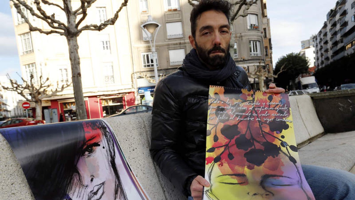 Jorge Barrientos con el calendario dedicado a las mujeres que sufren violencia machista.