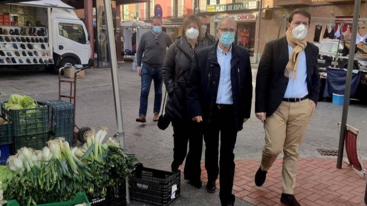 El candidato del PP a la Presidencia de Castilla y León, Alfonso Fernández Mañueco, visita la localidad salmantina de Peñaranda de Bracamonte, hoy. J.M. GARCÍA