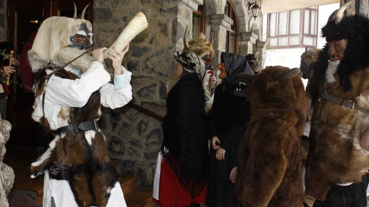 Los disfrazados de Zamarrones tomaron el portagonismo del carnaval en Riaño. CAMPOS
