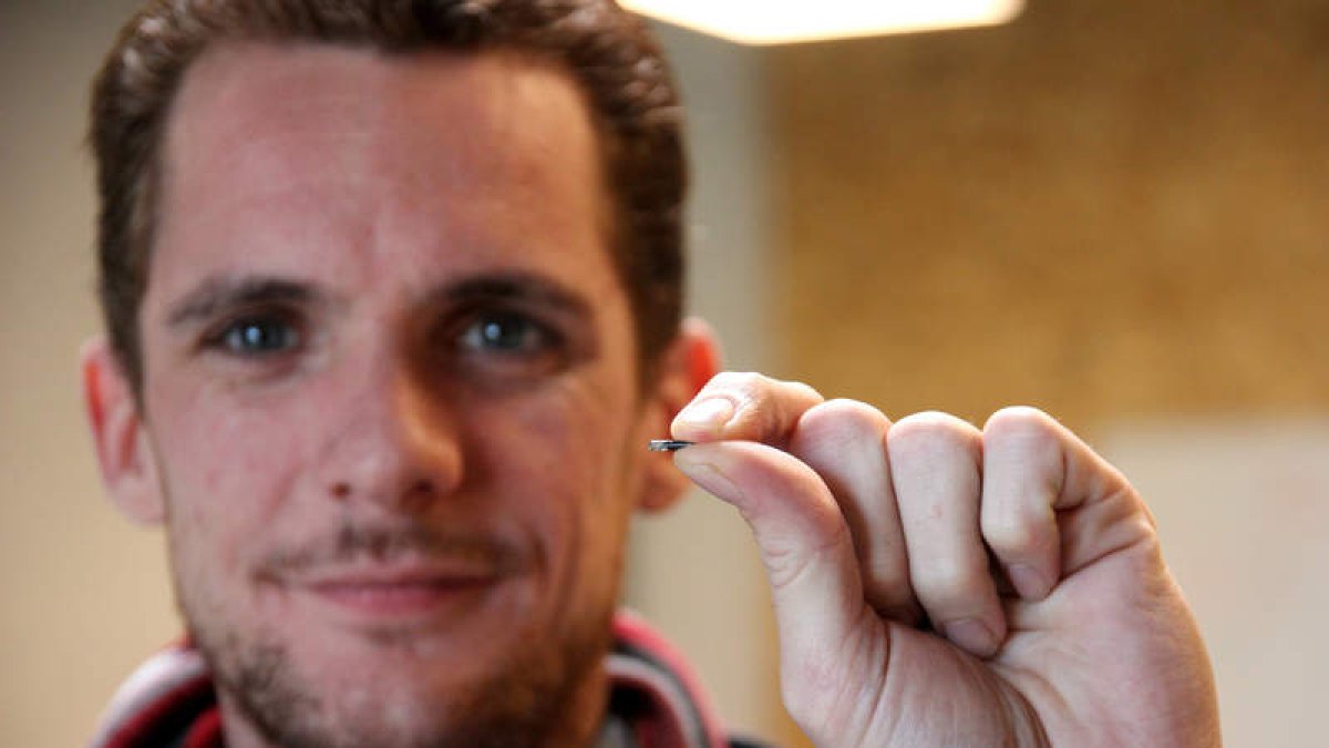 Tim Pauwels, socio director de New Fusion, muestra el chip que colocan a sus trabajadores voluntarios. JAVIER ALBISU