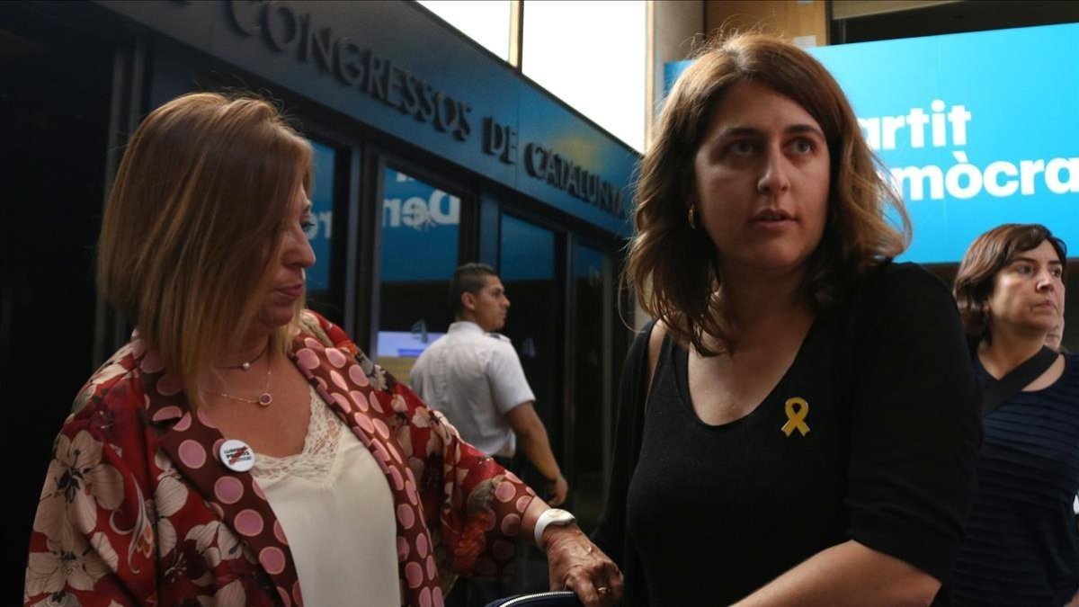 La coordinadora del PDECat, Marta Pascal, a su llegada a la asamblea del partido