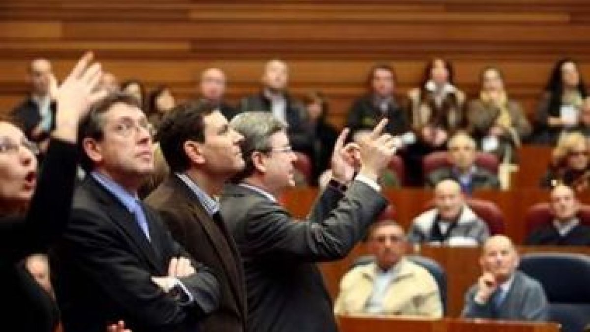 El presidente de las Cortes, José Manuel Fernández Santiago, muestra parte del edificio parlamentari