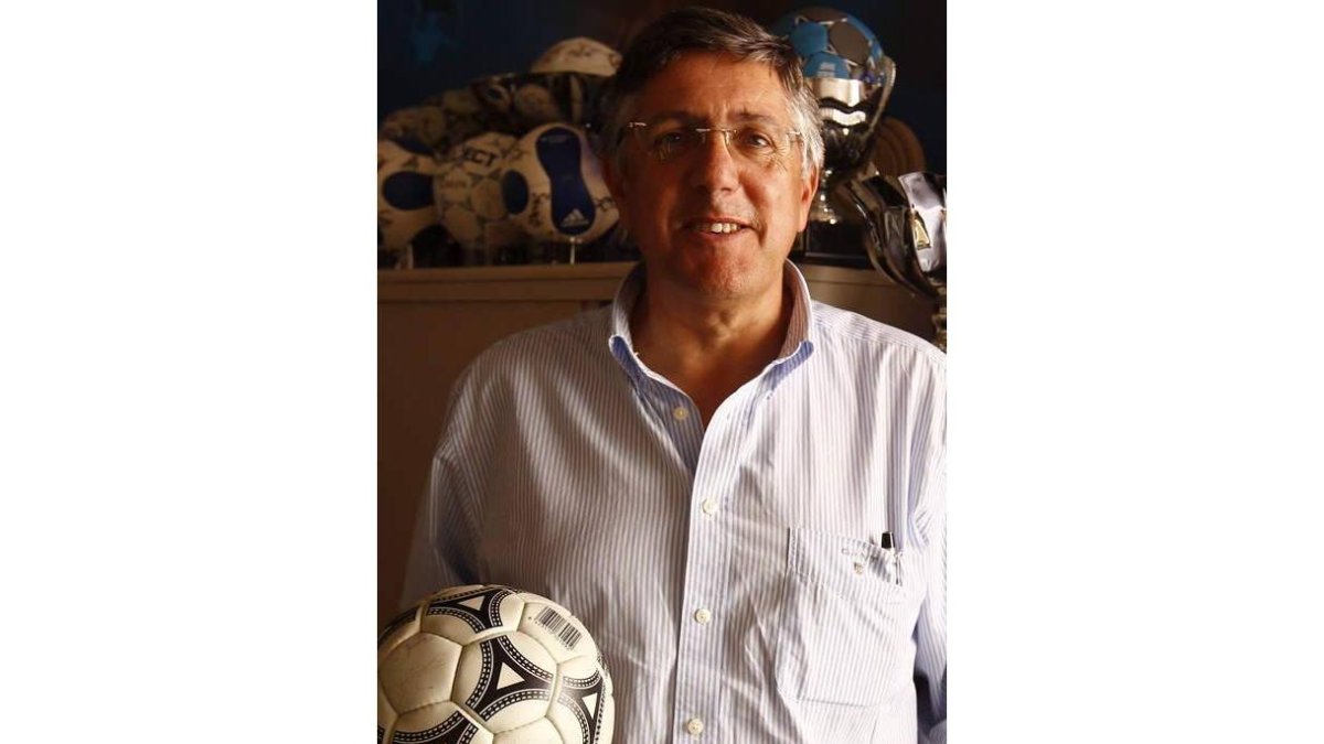El presidente del Reale Ademar, Tano Franco, en el club.