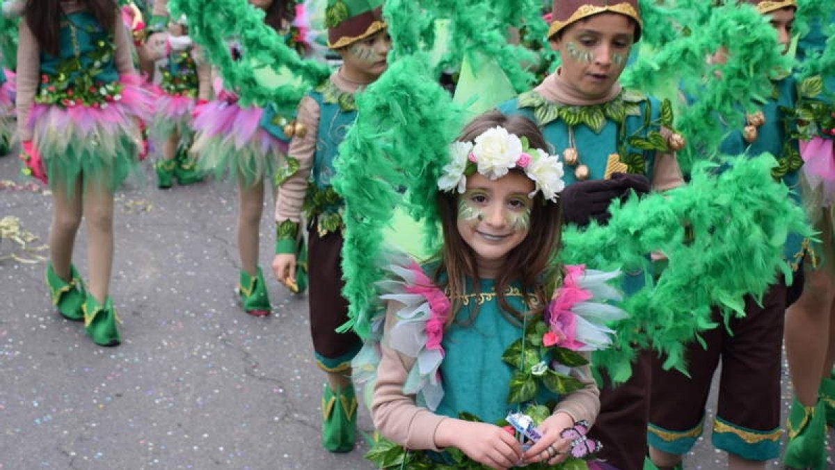 El gran desfile de Carnaval en la tarde del martes reunirá a miles de personas tanto en una comitiva encabezada por la Musa 2023 como a lo largo de un recorrido en el que la música, la fiesta y el colorido estarán presentes. ALEJANDRO RODRÍGUEZ