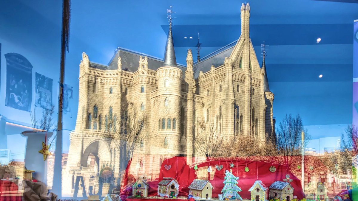 Belén de galleta con la imagen de la Catedral de Astorga de fondo. DL