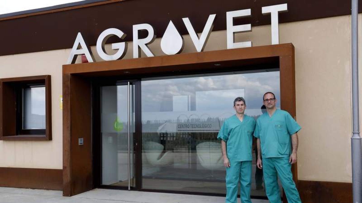 Antonio Rodríguez Zarza y Pablo Flórez delante del Hospital Veterinario de Agrovet ubicado en Mansilla Mayor. MARCIANO PÉREZ