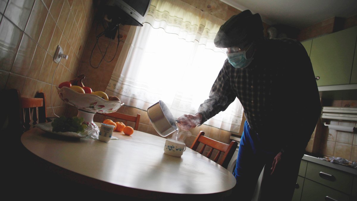 Un hombre se prepara una infusión en su domicilio . EFE