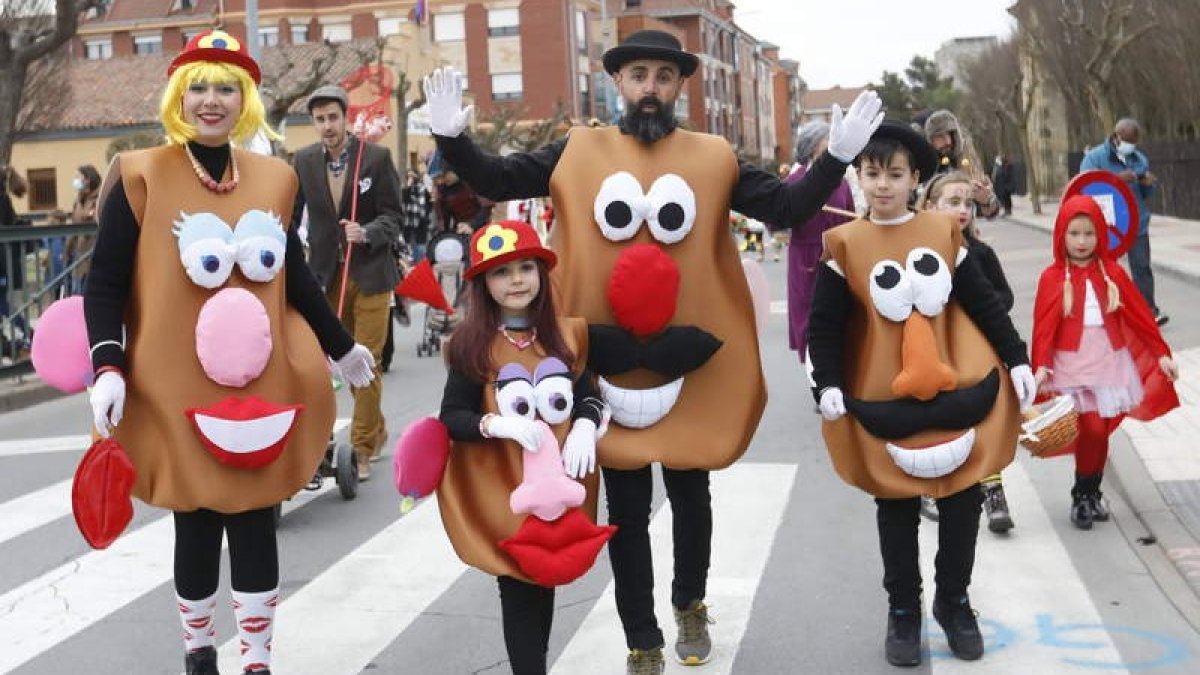 La jornada grande de estas fiestas de Carnaval se desarrollará este sábado de la mano del Gran Desfile, que repartirá numerosos premios entre los participantes. MARCIANO PÉREZ