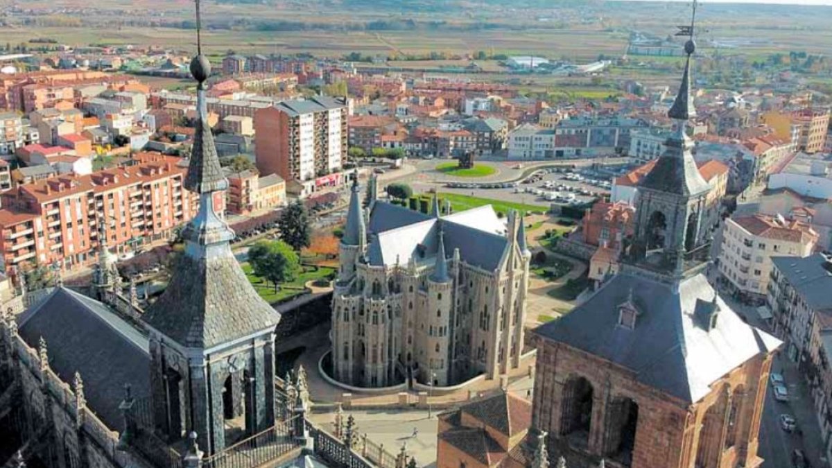 El emblema del Palacio de Gaudí se conjuga con la catedral de Santa María dentro de un enclave espectacular. ARGÜELLO