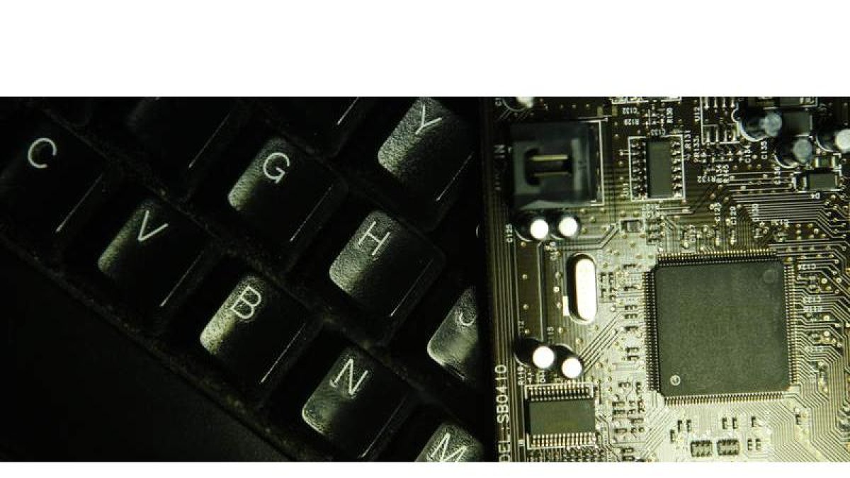 Teclados y partes internas de un ordenador.