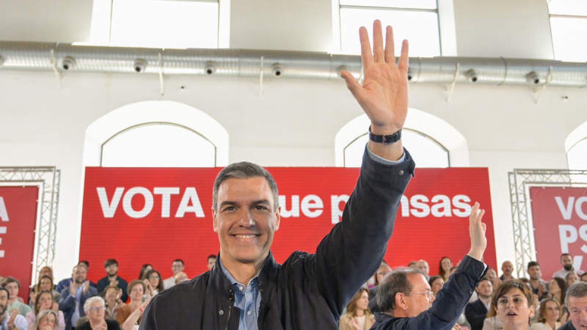 Sánchez y Page ayer, en un mitin en Puertollano. JESUS MONROY