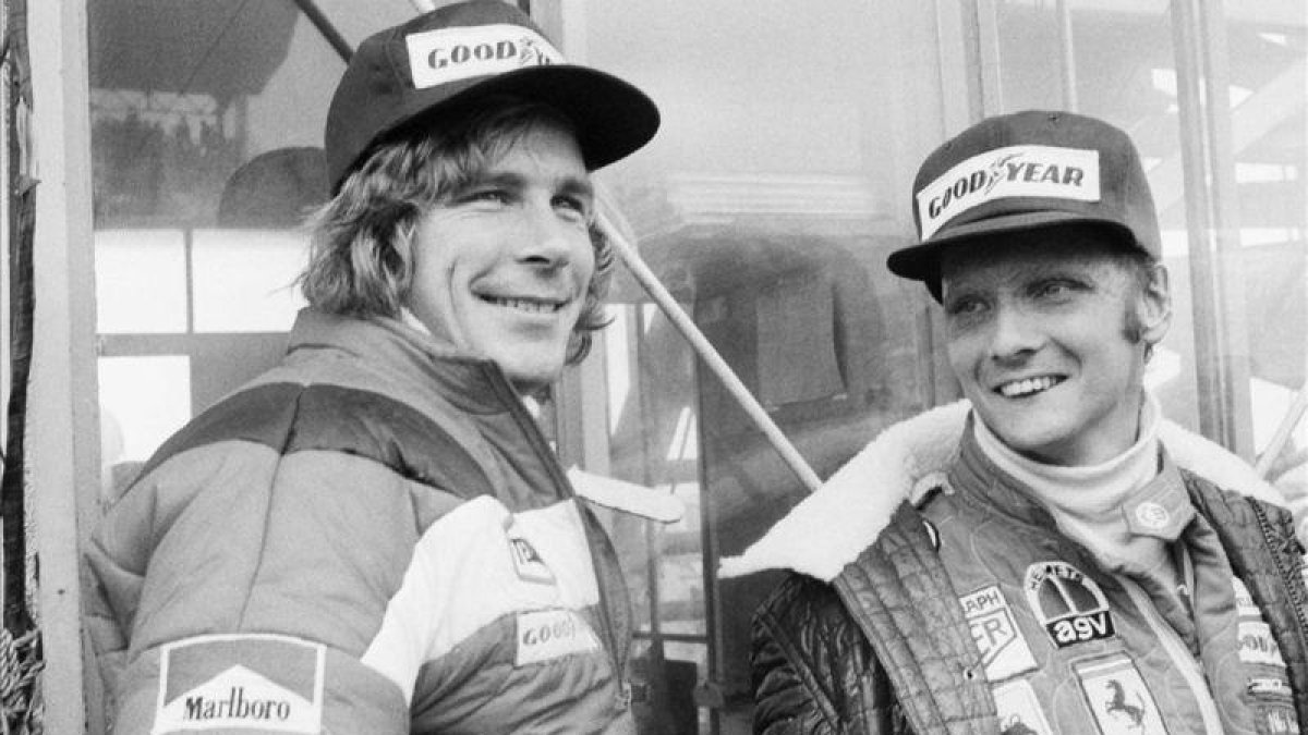 Niki Lauda (derecha) junto a James Hunt.