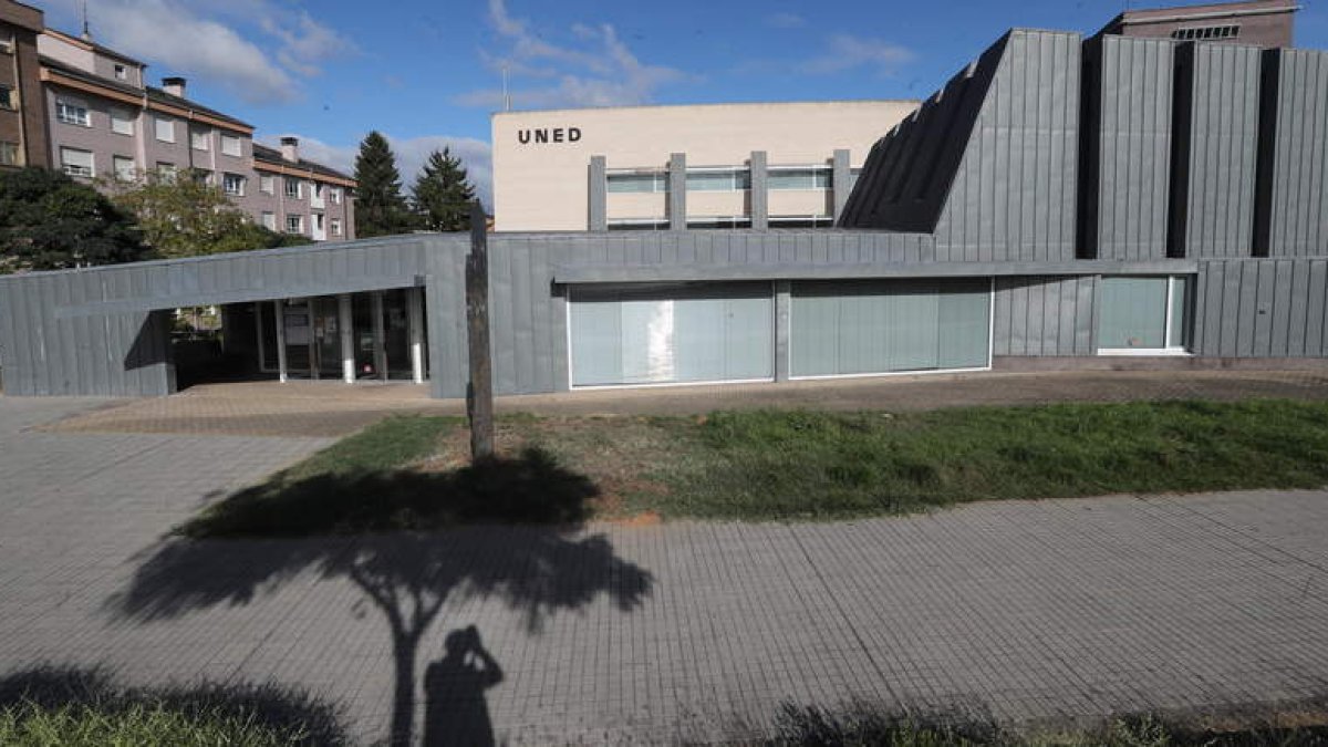 Uned León: Cómo llegar, Mapa, teléfonos y horarios. Foto de archivo
