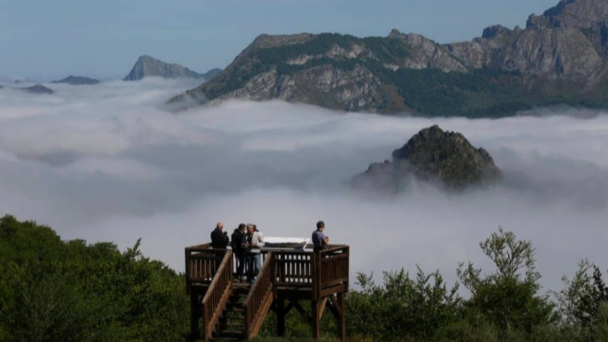 El mirador de Pica Ten, espectacular, sobre un mar de nubes. FERNANDO OTERO