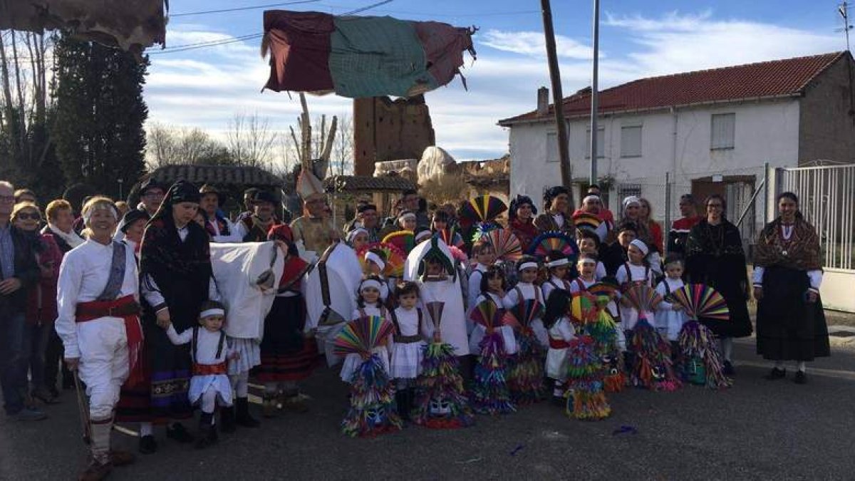 Los guirrios y toros más jóvenes se concentraron antes de que se celebrara el ‘bautismo’ de Antruejo. CALVO