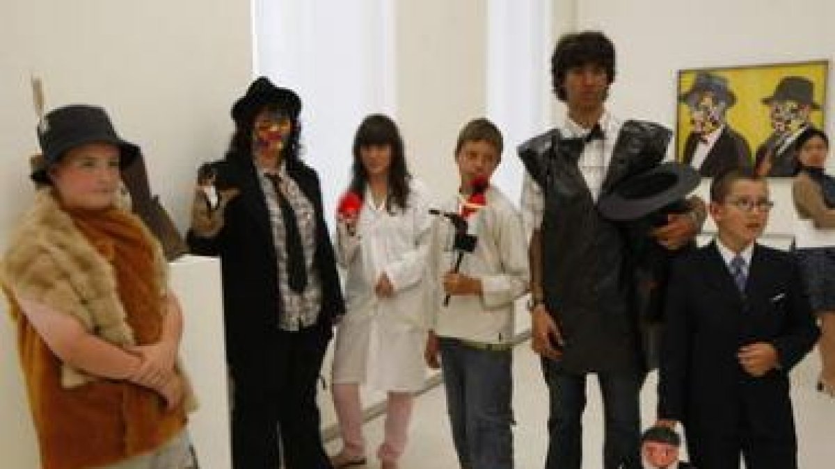 Los originales personajes con sombrero de Arroyo presiden una de las salas de la fundación.