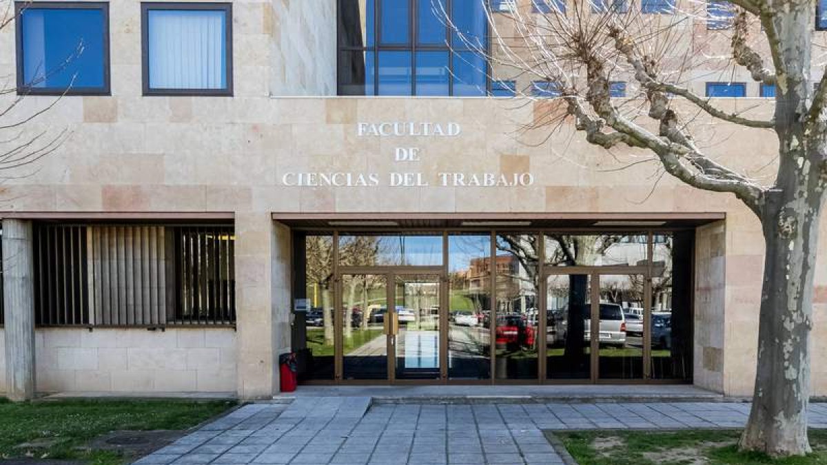 La Facultad de Ciencias del Trabajo se ubica en el Campus de Vegazana, en León. DL