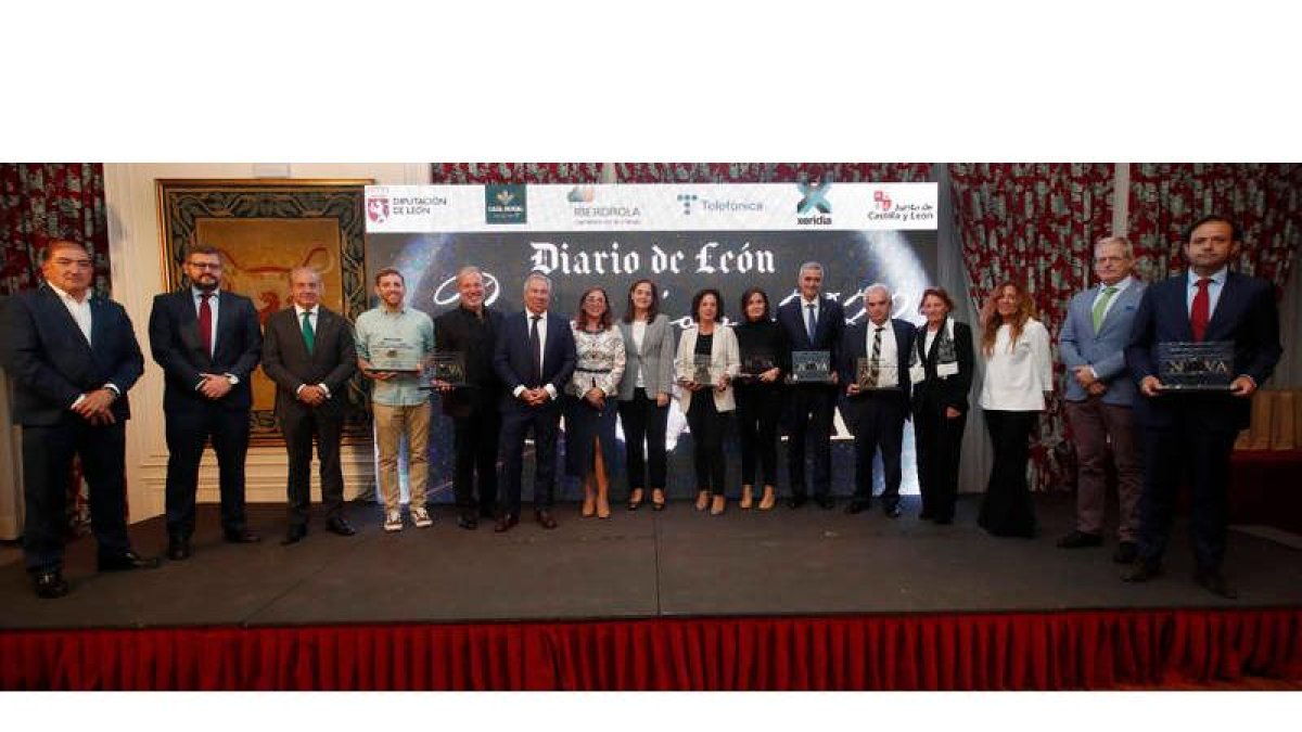 Foto de familia de los Premios Innova Diario de León, con los organizadores y patrocinadores del evento. ramiro