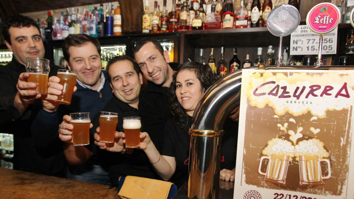 David Gil (segundo por la derecha) y sus socios en la presentación de la cerveza.