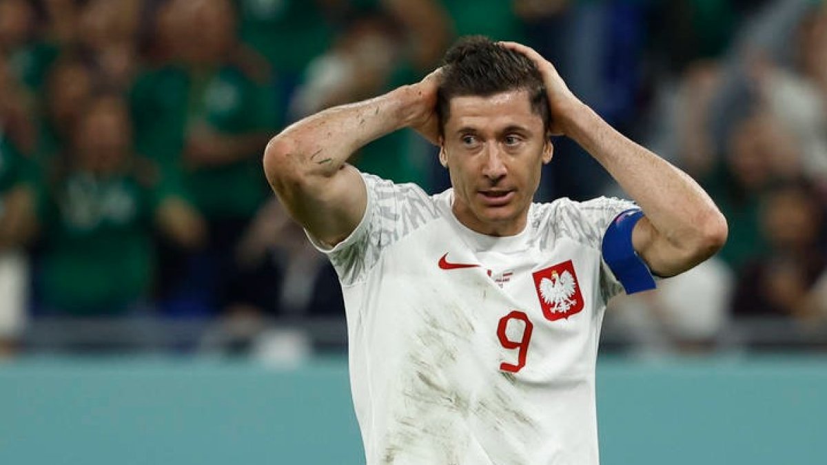 Lewandowski se lamenta del penalti fallado. JOSÉ MÉNDEZ