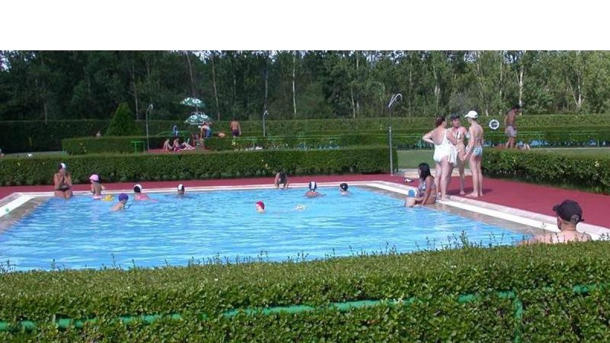 Las piscinas de Veguellina de Órbigo cuentan con unas completas instalaciones deportivas. DL