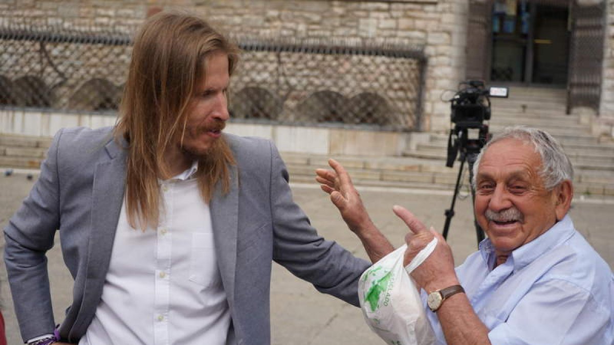 Un vecino bromea con el portavoz de UP, Pablo Fernández. J. NOTARIO