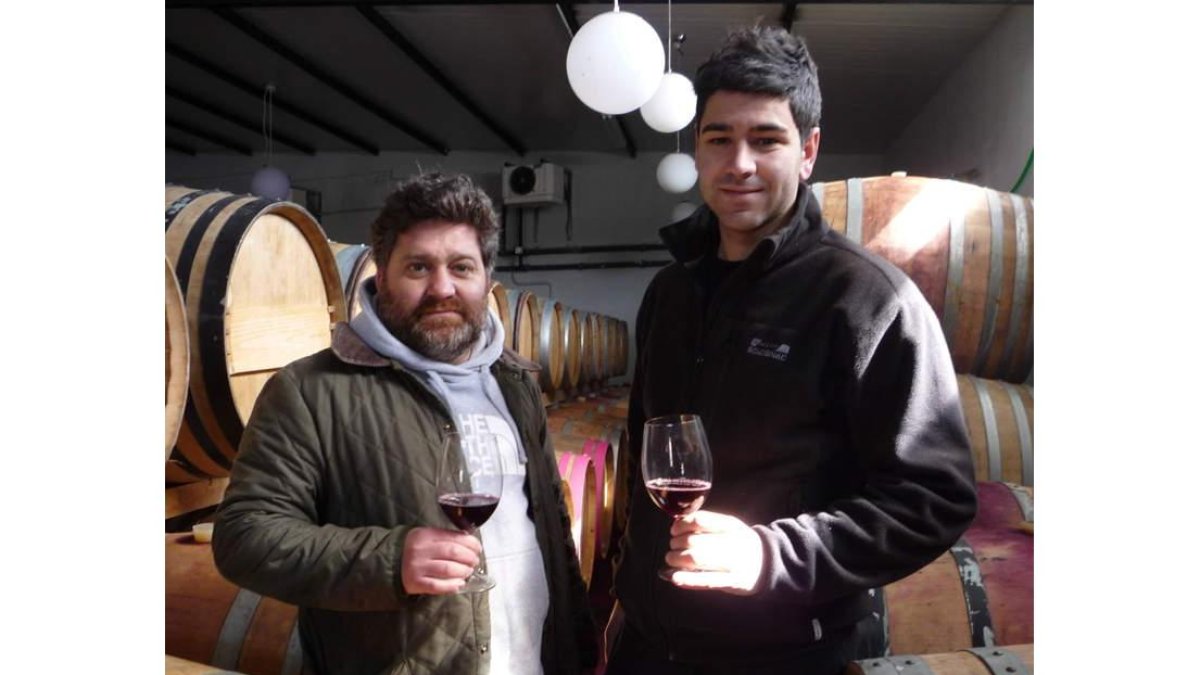 Raúl Pérez, enla bodega de Valtuille deAbajo, en compañíade su sobrinoCésar Márquez.