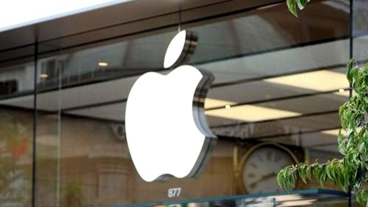 Logotipo de Apple en una tienda de la compañía en California.