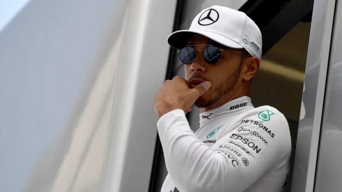 Lewis Hamilton se prepara para los entrenamientos libres en Hungaroring