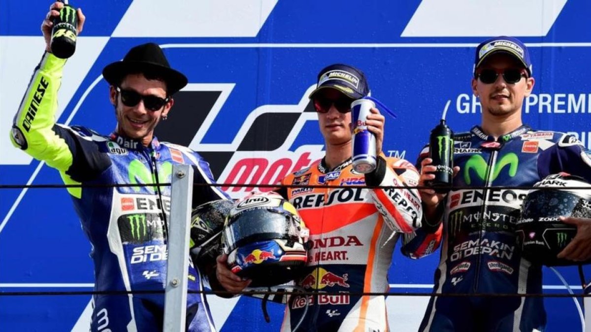 Pedrosa, el ganador del GP de San Marino, flanqueado en el podio por Rossi y Lorenzo.