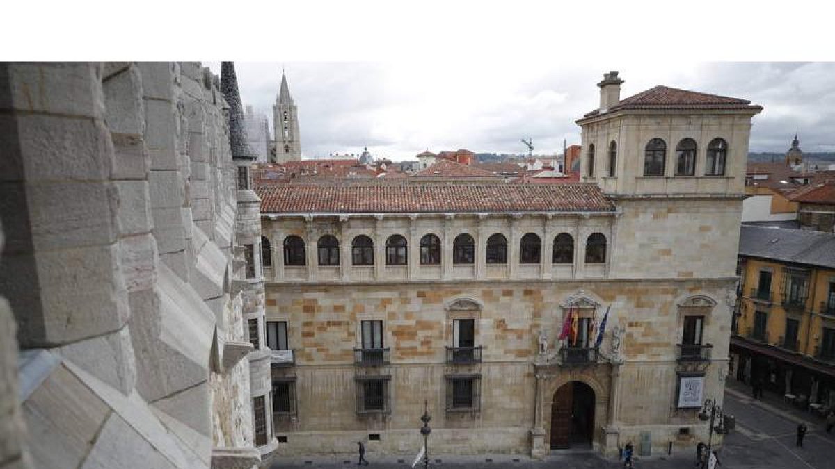 Vista de la fachada principal del Palacio de los Guzmanes realizada desde el edificio de Botines. RAMIRO