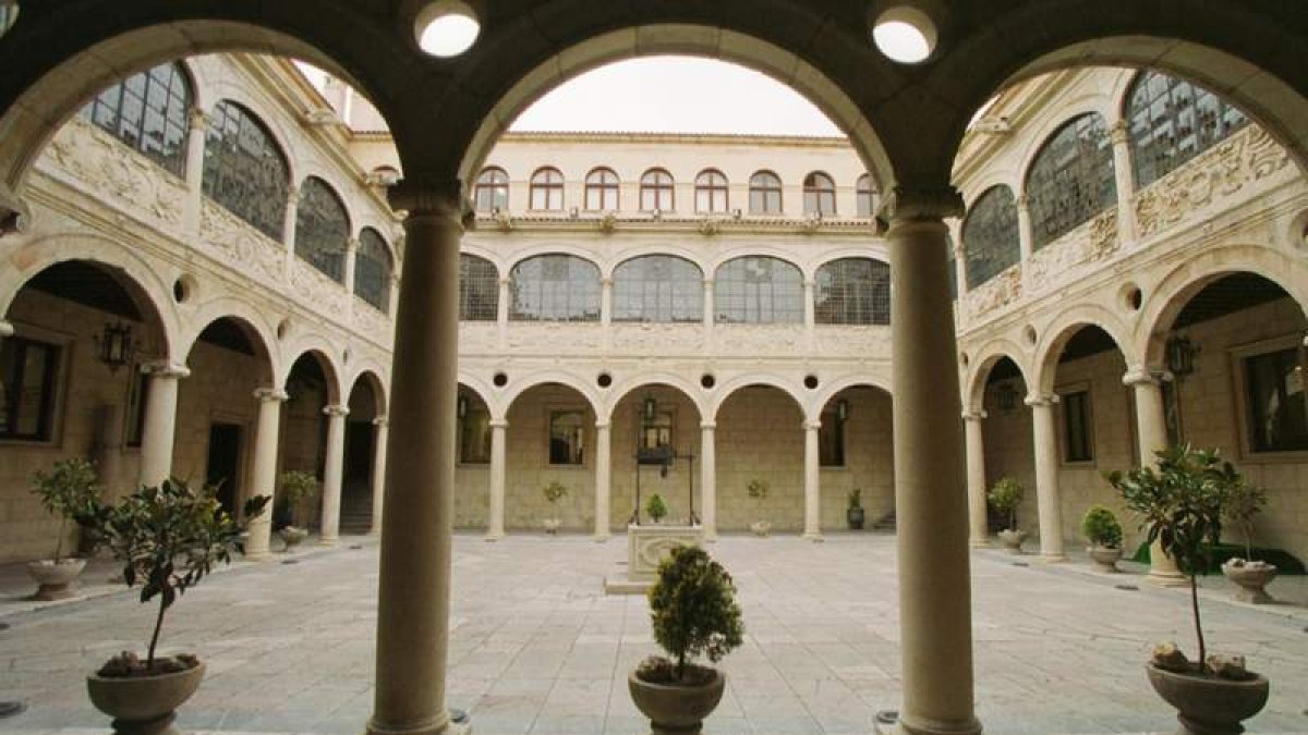 Imagen del patio del Palacio de los Guzmanes, con las mismas plantas todo el año. RAMIRO
