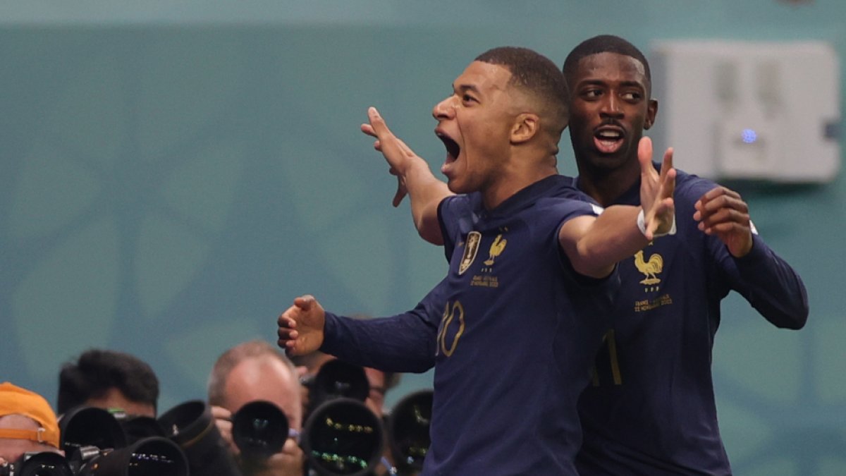 Dembelé y Mbappé celebran el tercer gol de Francia. EFE