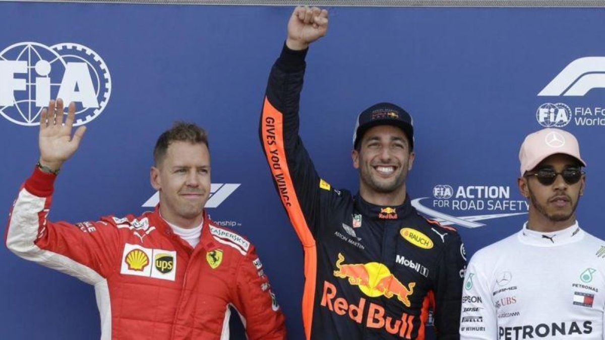 Daniel Ricciardo, entre Sebastian Vettel y Lewis Hamilton, en el podio del sábado en Mónaco.
