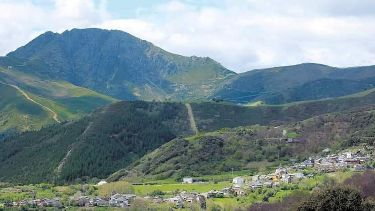 Parte de los aerogeneradores estarían ubicados en la Peña del Seo, al fondo. AYTO. CORULLÓN