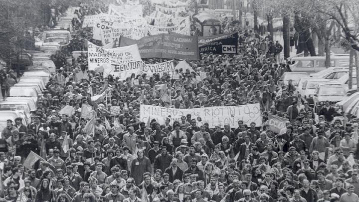 Una imagen para la historia: los mineros de la I Marcha Negra. FOTO NORBERTO