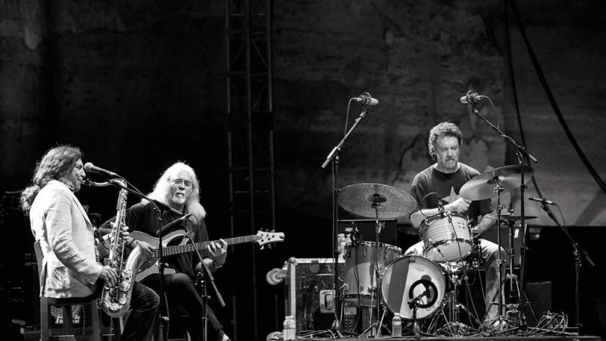 El trío, conformado por Jorge Pardo, Carles Benavent y Tino di Geraldo (de izquierda a derecha), llega a La Casona de Puerta de Castillo a las 22.00 horas. DANI WALLWORK