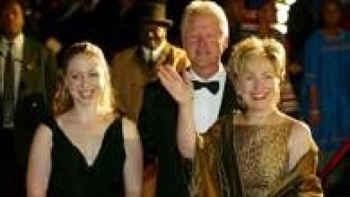 La familia Clinton acude a la cena homenaje en honor a Mandela