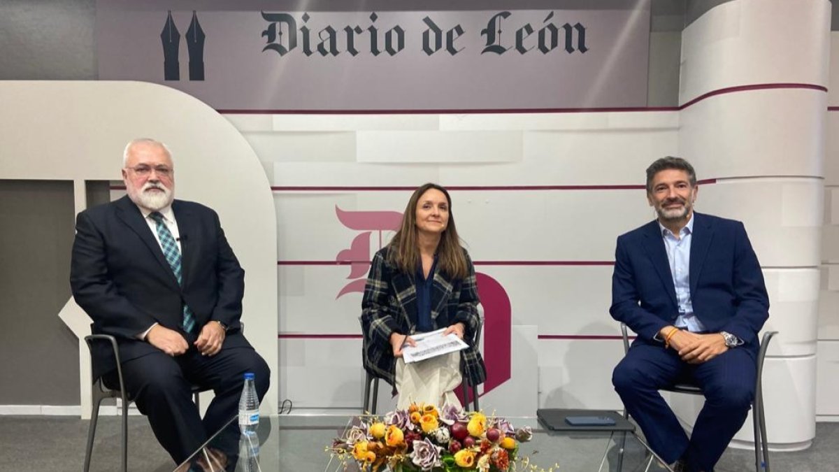 Manuel Rilo, María Carnero y Julio César Álvarez, en la mesa redonda Empresas que asientan población. RAMIRO