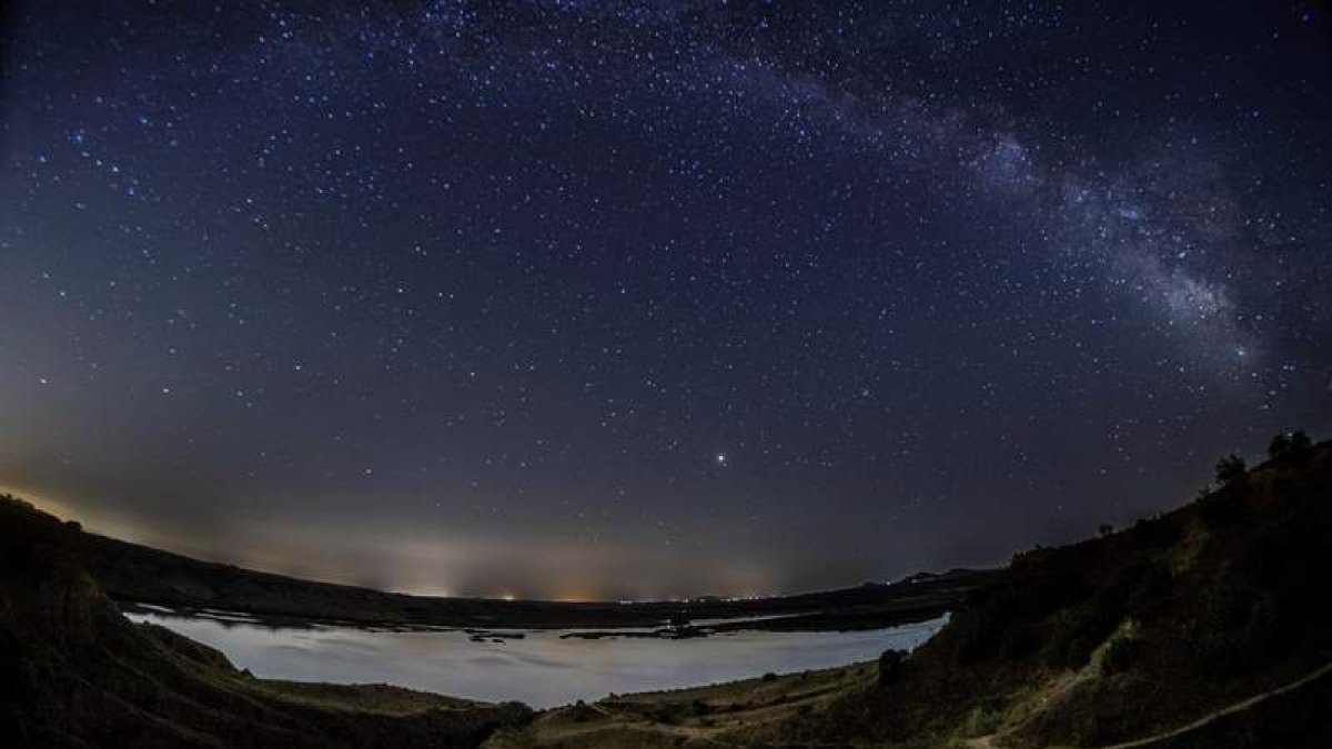 La lluvia de perseidas característica del mes de agosto. ANGELES VIDOMINE
