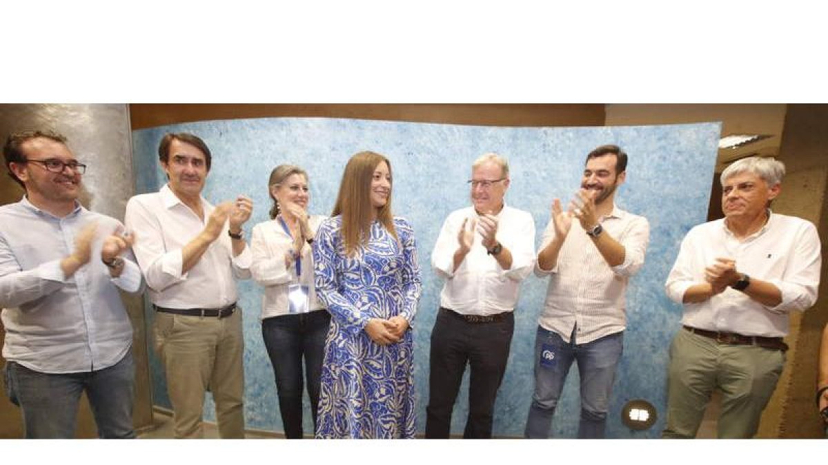 Foto de celebración del triunfo del PP leonés en la sede popular, a media noche. RAMIRO