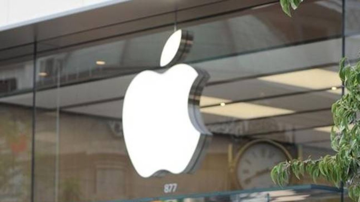 Logotipo de Apple en una tienda de la compañía en California.