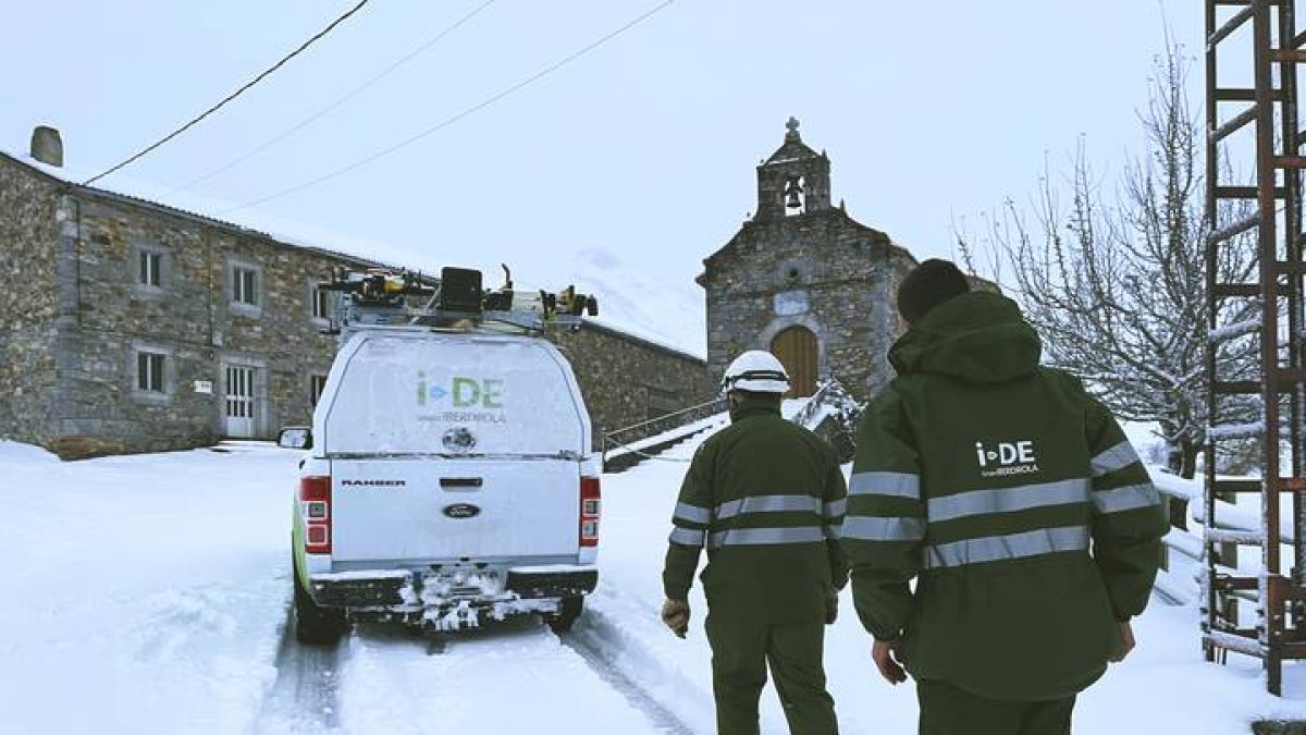 La brigada de i-DE en Cistierna trabaja en invierno con las condiciones meteorológicas más adversas. DL