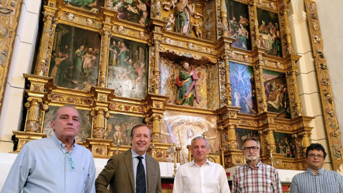 El conferenciante, el director general de la Junta, el vicepresidente de la Diputación y otras autoridades. DL