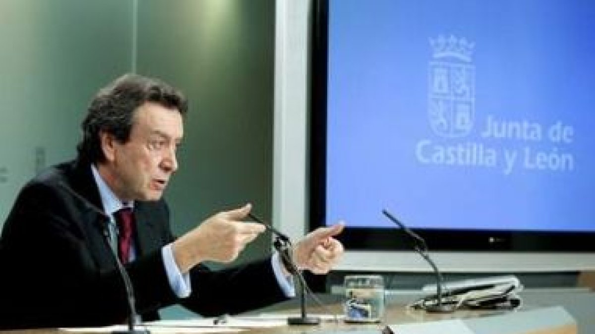 El consejero de Presidencia y portavoz de la Junta, José Antonio de Santiago-Juárez, en una de sus c