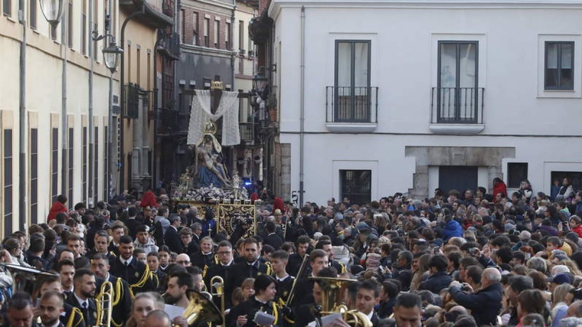 Un gentío espectacular llenó la plaza del Grano al paso de La Morenica, en una imagen singular. RAMIRO