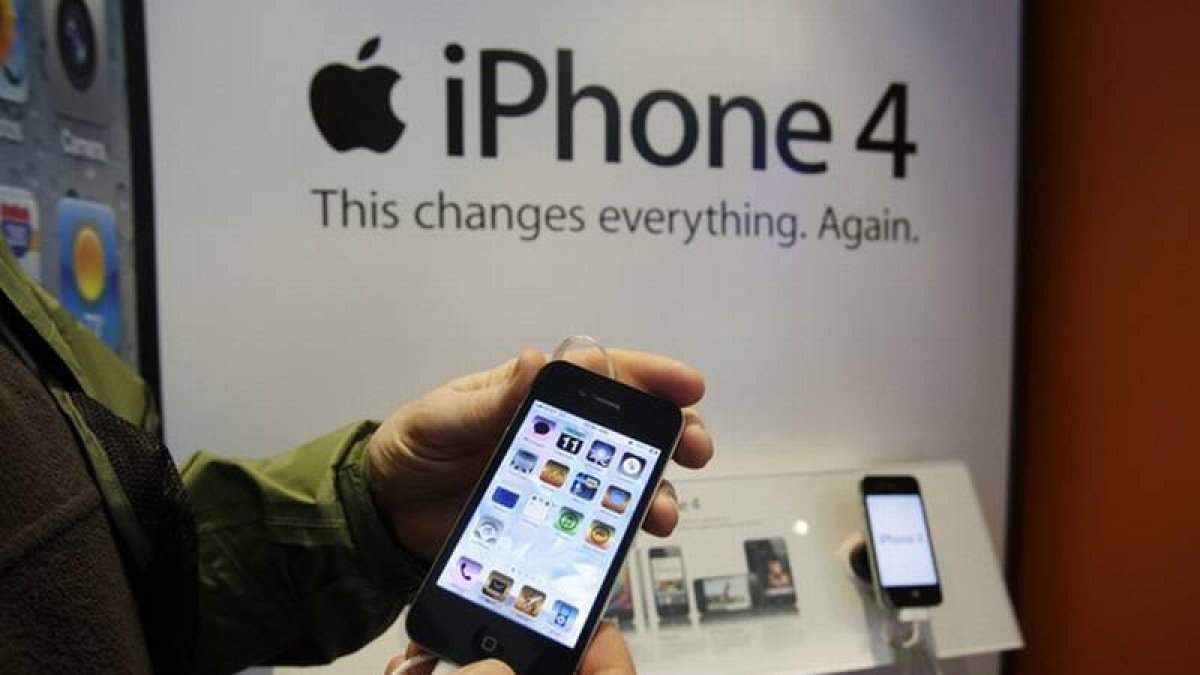 Un cliente de AT&T prueba un iPhone4, en una tienda en Palo Alto (California).