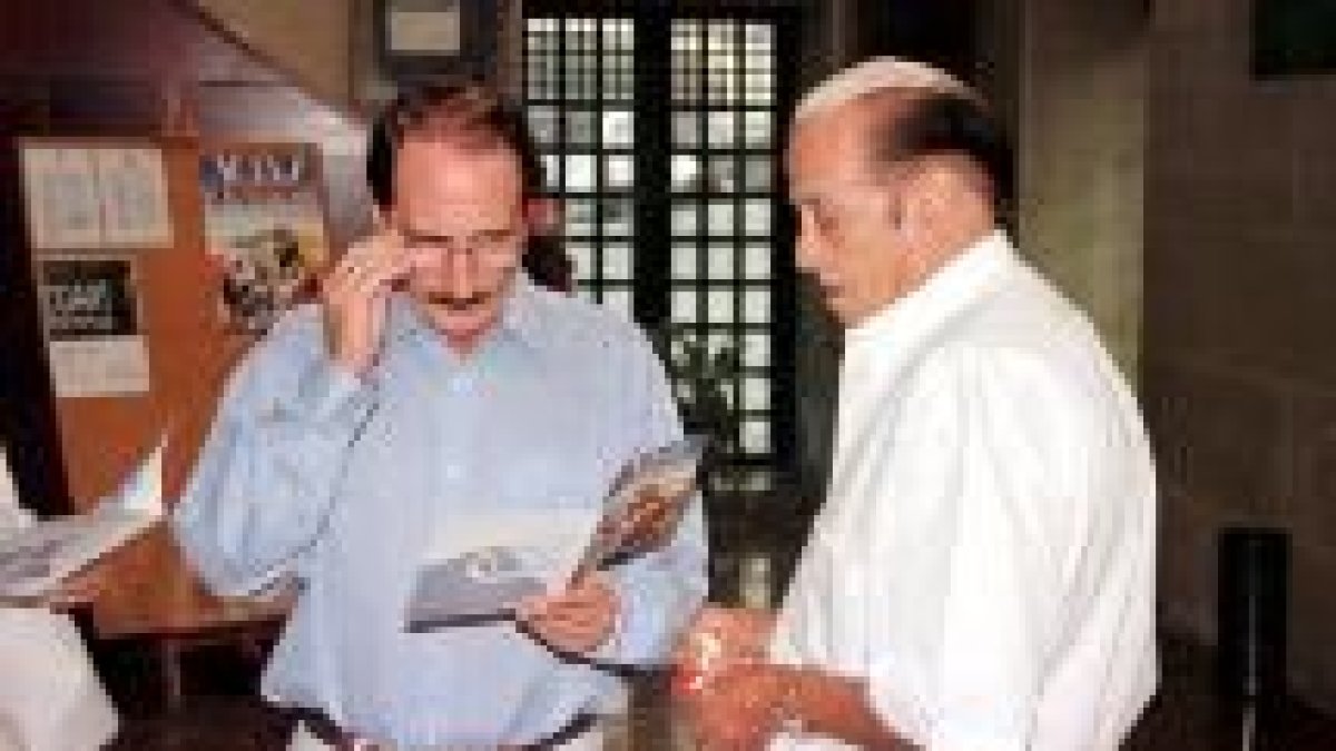 Manolo Molés, a la izquierda, charla con Antoñete antes de una de sus tertulias taurinas